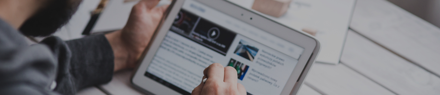 Diabetes-betroffene Person informiert sich im Internet über Webinare zum Thema Diabetes.