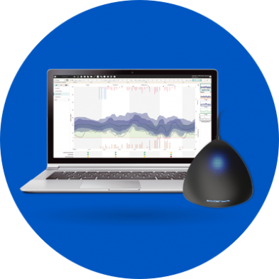 Laptop zeigt die Anwendung der Accu-Chek Smart Pix Software mithilfe eines Datenauslesegeräts.