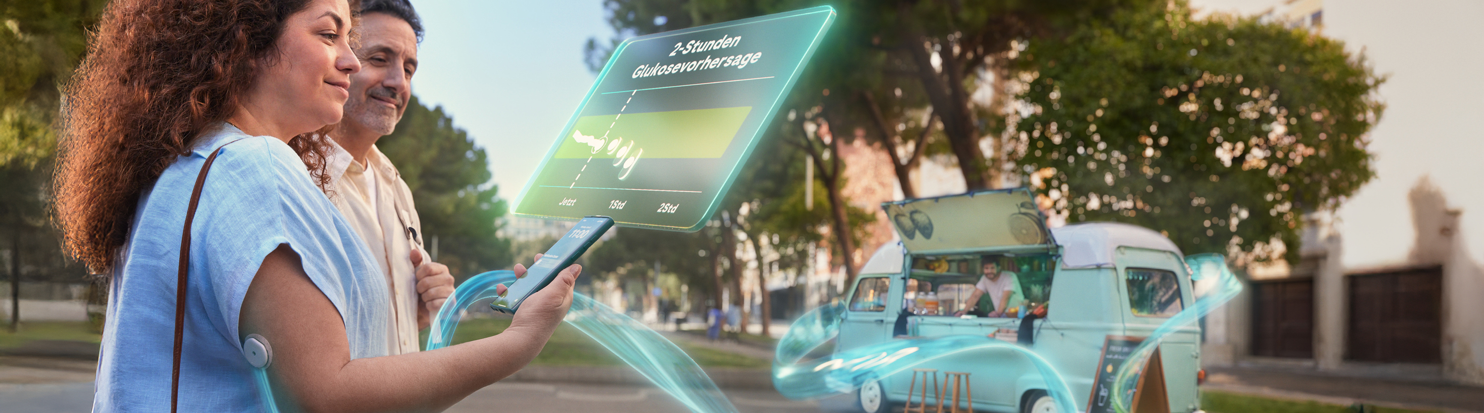 Zwei Menschen betrachten gemeinsam die 2-Stunden-Glukosevorhersage der Accu-Chek SmartGuide App im Alltag