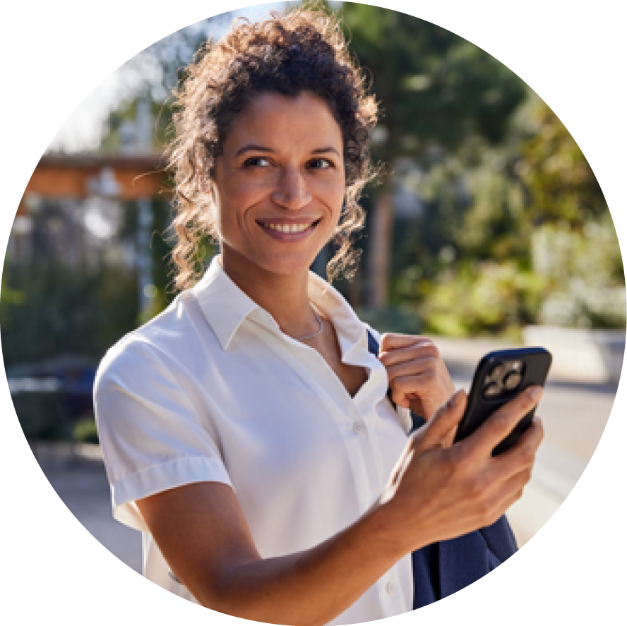 Frau mit Smartphone nutzt Accu-Chek SmartGuide CGM-Lösung im Alltag