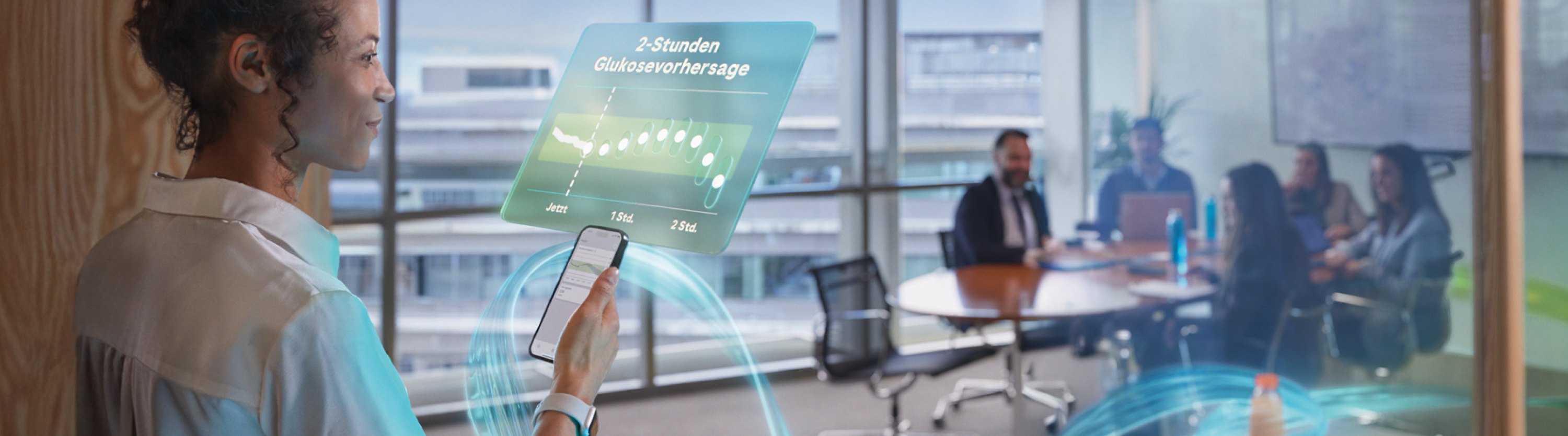 Frau hält Smartphone mit 2-Stunden-Glukosevorschau – KI-gestützte CGM-Prädiktion von Accu-Chek SmartGuide im Praxisalltag