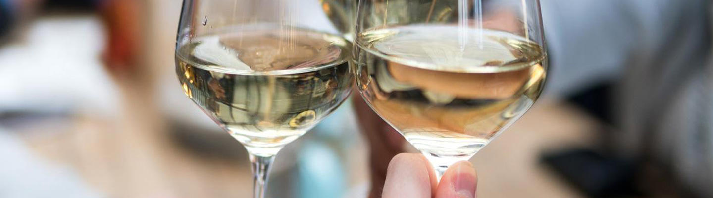 3 gefüllte Weingläser: Der Genuss von Alkohol kann bei Menschen mit Diabetes zu Blutzuckerschwankungen führen.