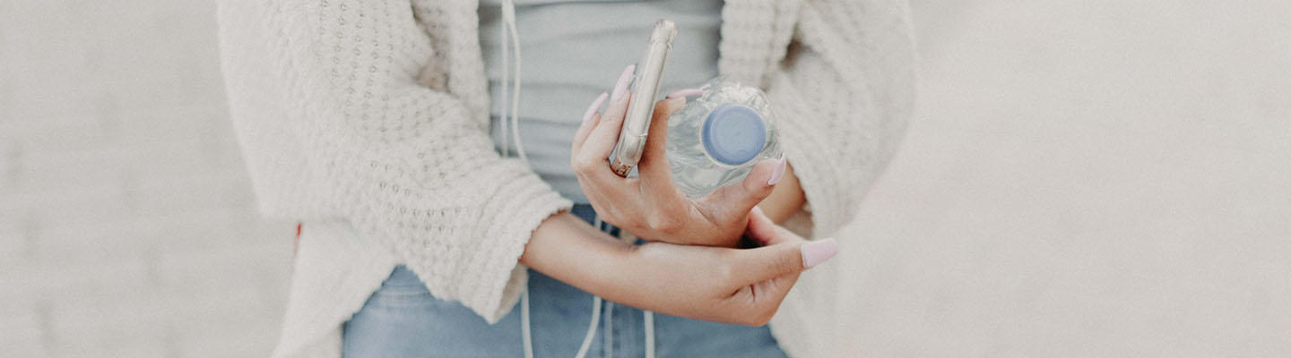 Frau hält Wasserflasche in der Hand: Starker Durst ist ein typisches Symptom von Diabetes.