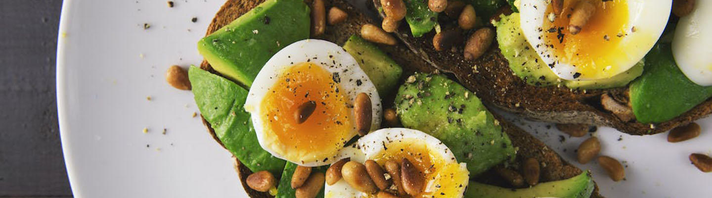 Gekochtes Ei auf Avocadobrot: Bei Diabetes dürfen Eier auf dem Speiseplan stehen.