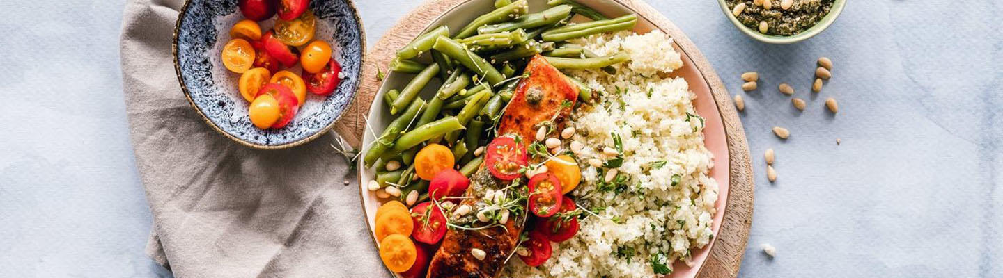 Abwechslungsreiches und gesundes Essen auf Tellern: Die richtige Ernährung bei Diabetes kann lecker sein.