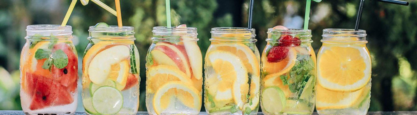 Wassergläser mit verschiedenen Obstscheiben, wie sie sich als Getränke bei Diabetes anbieten.