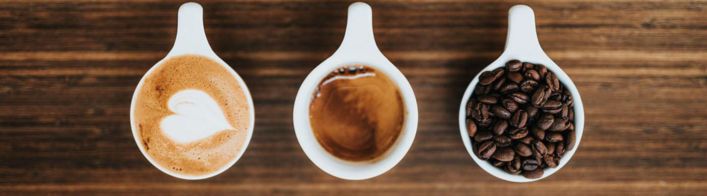 Wie wirkt sich Kaffee bei Diabetes aus? 3 Tassen Kaffee auf einem Tisch.