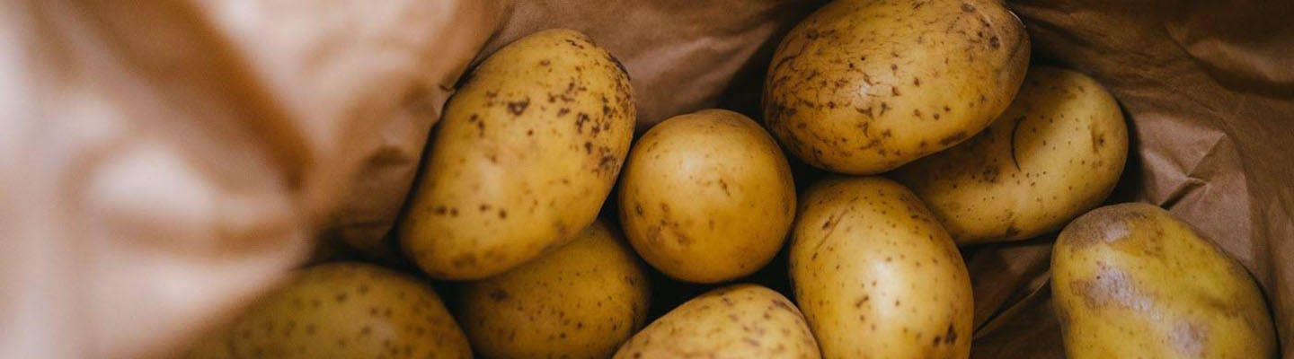 Kartoffeln in einer Papiertüte: Eine BE-Tabelle hilft Menschen mit Diabetes beim Genuss des Gemüses.