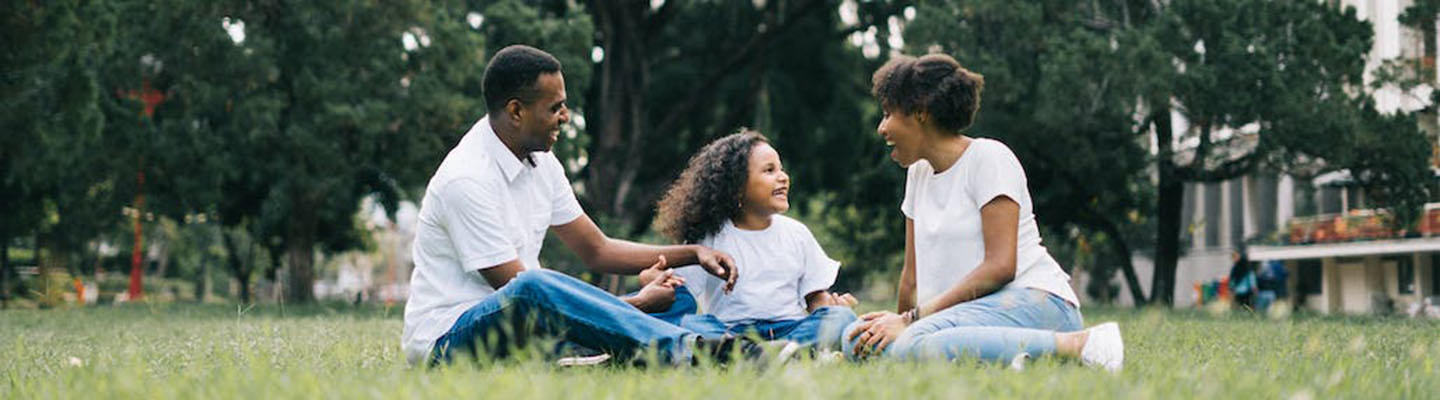 Familie auf einer Wiese: Die Diabetes-Form MODY ist erblich bedingt.