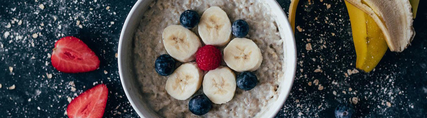 Porridge auf einem Tisch: Das Frühstück ist für Diabetiker:innen gut geeignet.