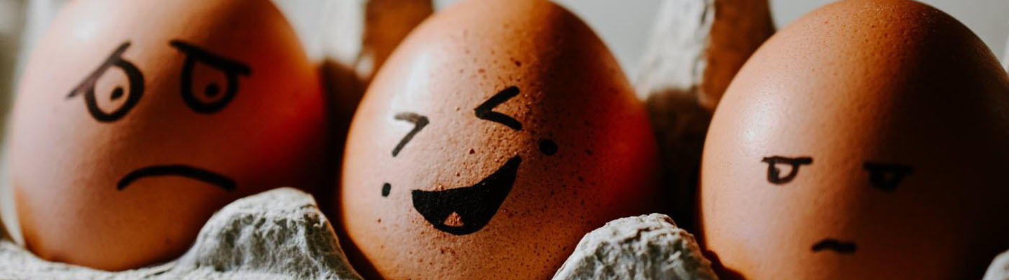 3 Eier sind mit unterschiedlichen Gesichtern und Emotionen bemalt: Sie stehen symbolisch für die Wesensveränderungen bei Diabetes.