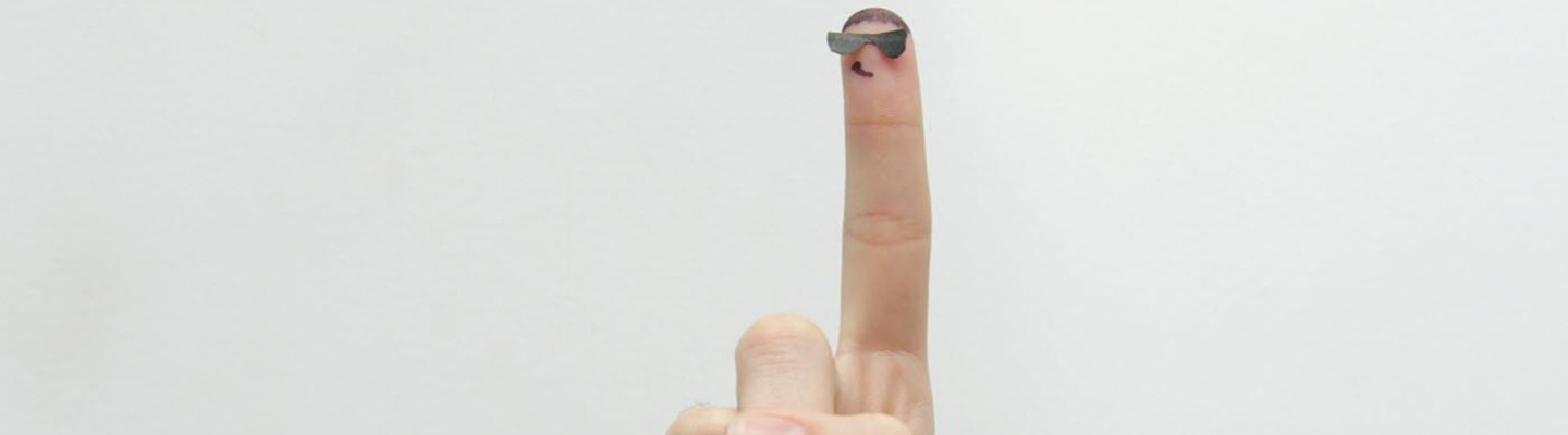 Zeigefinger mit Gesicht: Die Fingerspitze ist eine klassische Stelle zur Blutabnahme zum Blutzucker messen.