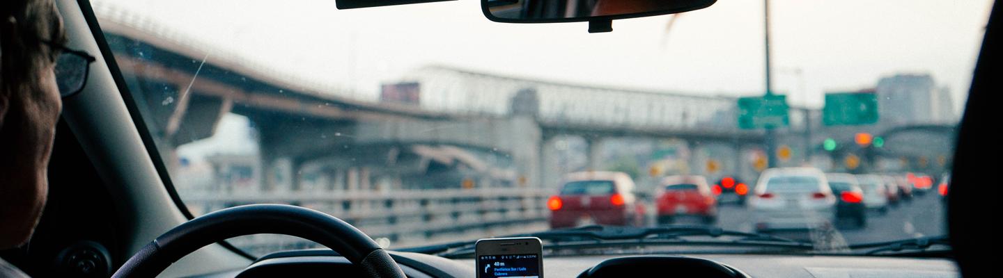 Autofahren mit Diabetes: Person im Auto im Stadtverkehr.