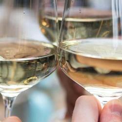 3 gefüllte Weingläser: Der Genuss von Alkohol kann bei Menschen mit Diabetes zu Blutzuckerschwankungen führen.
