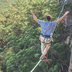 Der Basalratentest hilft bei schwankenden Blutzuckerwerten: Mann geht im Gebirge über gespanntes Seil.