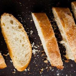 Aufgeschnittenes Weißbrot: Eine Broteinheiten-Tabelle hilft, bei Diabetes die Kohlenhydrate von Lebensmitteln im Blick zu behalten.