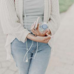 Frau hält Wasserflasche in der Hand: Starker Durst ist ein typisches Symptom von Diabetes.