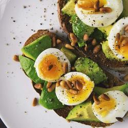 Gekochtes Ei auf Avocadobrot: Bei Diabetes dürfen Eier auf dem Speiseplan stehen.