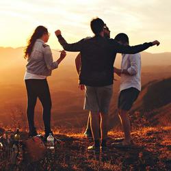 Vier Freunde ausgelassen bei Sonnenuntergang: Dank der Insulintherapie ist ihr Alltag wieder flexibler.