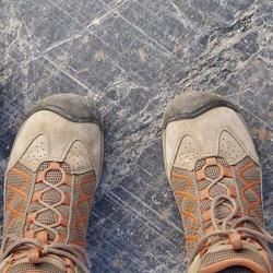 Wanderschuhe von 3 Personen auf Steinboden: Gesundheitswandern tut Menschen mit Diabetes gut.