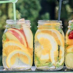 Wassergläser mit verschiedenen Obstscheiben, wie sie sich als Getränke bei Diabetes anbieten.