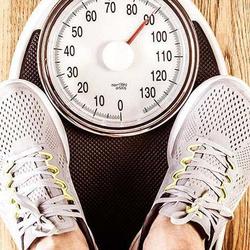 Person auf Waage kontrolliert, ob sie durch Diabetes eine Gewichtszunahme feststellen kann.