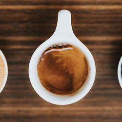 Wie wirkt sich Kaffee bei Diabetes aus? 3 Tassen Kaffee auf einem Tisch.