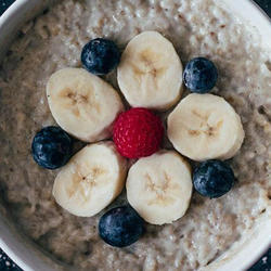 Porridge auf einem Tisch: Das Frühstück ist für Diabetiker:innen gut geeignet.