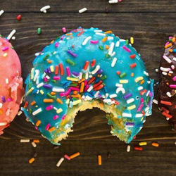 Xylit, Maltit und Co.: Mit den richtigen Süßungsmitteln sind auch Donuts für Diabetiker:innen erlaubt.