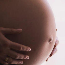 Schwangere hält die Hände an den Bauch: Schwangerschaftsdiabetes stellt eine ganz eigene Diabetes-Form dar.