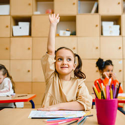 Klassenkameraden, die gemeinsam lernen: Schülerin kommt mit ihrem Diabetes in der Schule gut zurecht.