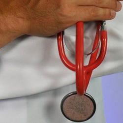 Arzt mit Stethoskop: Regelmäßige Untersuchungen helfen, um Folgeerkrankungen des Diabetes vorzubeugen.