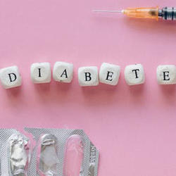 Foto von Diabetes-Medikamenten in Form von Spritzen und Tablettenblister mit einem Diabetes-Schriftzug in der Mitte.