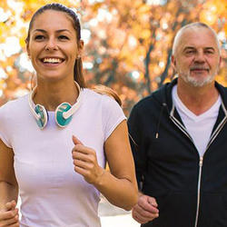 Eine kleine Gruppe von Menschen mit Diabetes treibt Sport unter herbstlichen Bäumen.