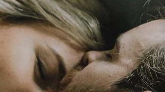 Paar beim Kuscheln im Bett: Was tun bei Impotenz wegen Diabetes?