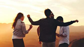 Vier Freunde ausgelassen bei Sonnenuntergang: Dank der Insulintherapie ist ihr Alltag wieder flexibler.