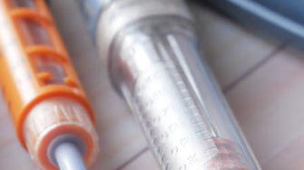 Zubehör zum Spritzen von Insulin auf einem Tisch.