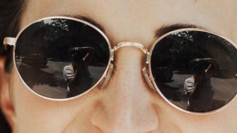 Junge Frau lacht mit offenem Mund in die Kamera: Trotz Diabetes hat sie ihre Mundgesundheit im Griff und beugt dadurch einer Parodontitis vor.