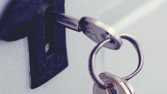 Schlüssel in Türschloss: Insulin wirkt wie ein Türöffner für die Aufnahme von Glukose in die Körperzellen.