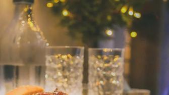 Fast Food auf einem Brett: Fettiges Essen kann eine Fettleber und damit Typ-2-Diabetes begünstigen.