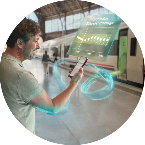 Mann steht an einem Bahnhof und schaut auf sein Smartphone, umgeben von digitalen, KI- visualisierten Datenprojektionen.