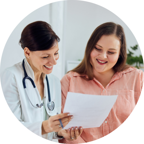 Arzt und Patient im Gespräch über CGM-Therapie