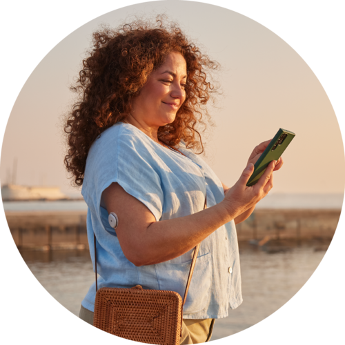 Person richtet die Accu-Chek SmartGuide App auf dem Smartphone ein – Schritt-für-Schritt-Start mit der CGM-Lösung