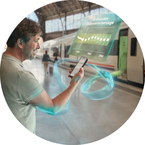 Mann steht an einem Bahnhof und schaut auf sein Smartphone, umgeben von digitalen, KI- visualisierten Datenprojektionen.