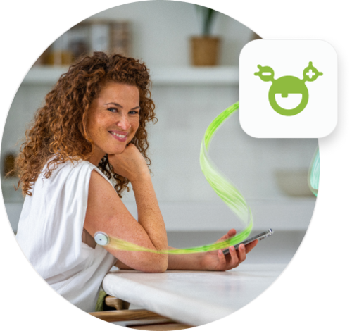 Eine Frau trägt einen Accu-Chek SmartGuide CGM-Sensor und nutzt die mySugr App mit Zufriedenheit.